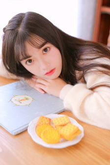 她胸前的一对兔子弹跳出来